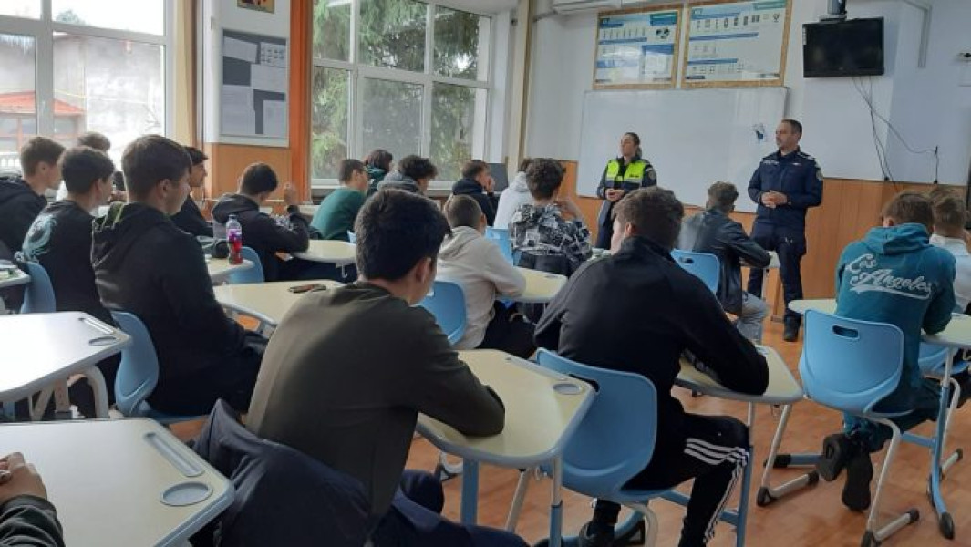Activități educative în școli pentru prevenirea traficului de persoane în Vrancea