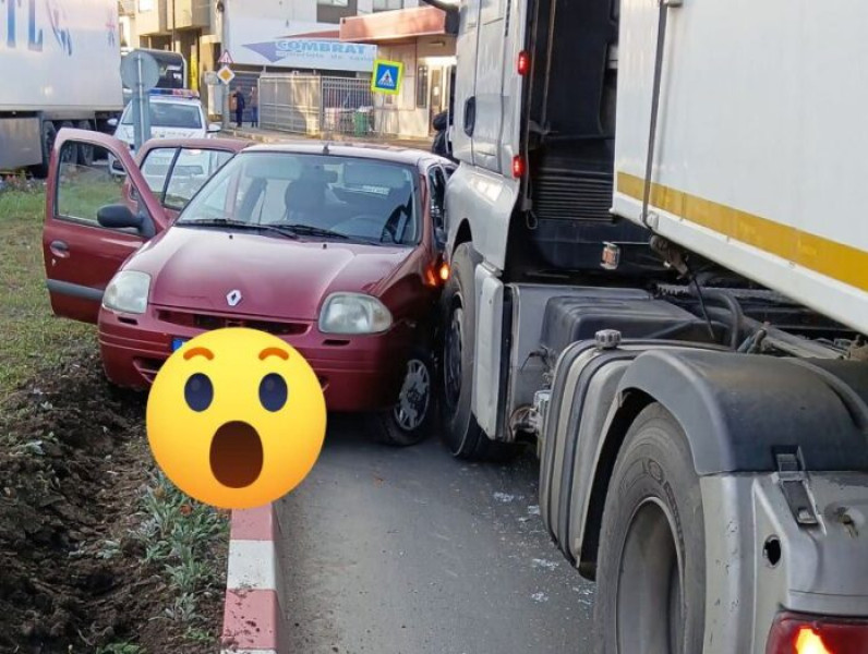 Accident fără victime în sensul giratoriu din zona Obor, Focșani