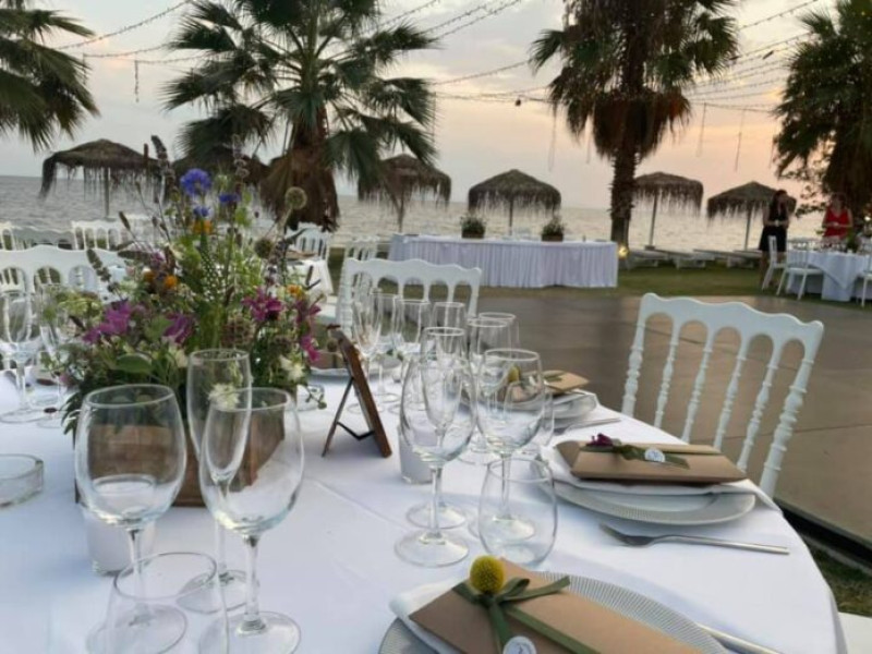 O nuntă pe plajă în Halkidiki, combinația ideală între ceremonie și lună de miere