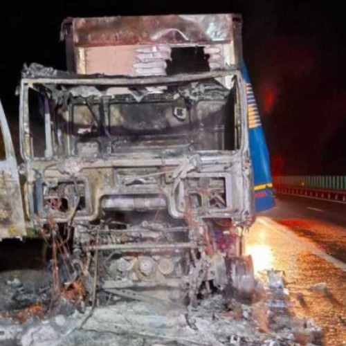 Autotren distrus de un incendiu pe autostrada A3 între Turda și Gilău