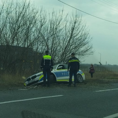 Accident rutier: Poliția a fost lovită de o mașină pe E85