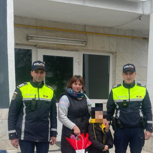 Reunită cu copilul pierdut, o mamă alerga îngrijorată pe străzile din Focșani. Autoritățile i-au recuperat fiul în numai 30 de minute. IPJ Vrancea a intervenit prompt pentru a reda liniștea unei mame!