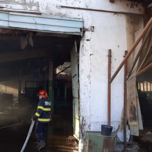 Incendiu la fabrica de mobilă din Nănești, localnicii intervin pentru stingerea focului