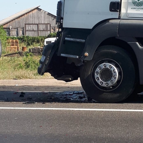 Camion lovit gard la Obrejița din Vrancea, trafic intens pe DN2