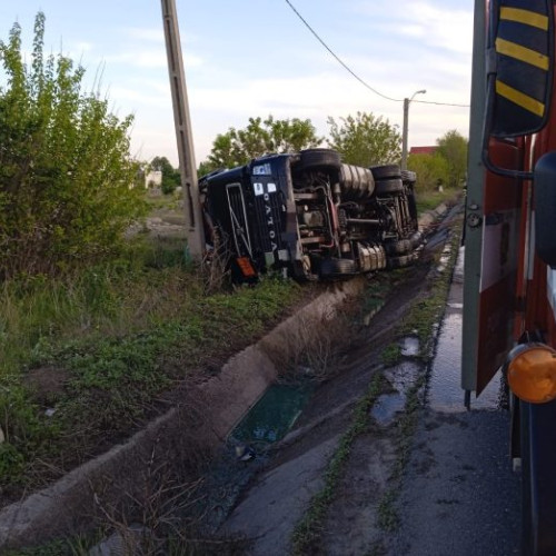 Accident grav pe E85: Trafic deviat în Mărășești, pe sensul Focșani-Bacău, după ce o autocisternă a intrat în coliziune cu un stâlp - Polițiștii intervin