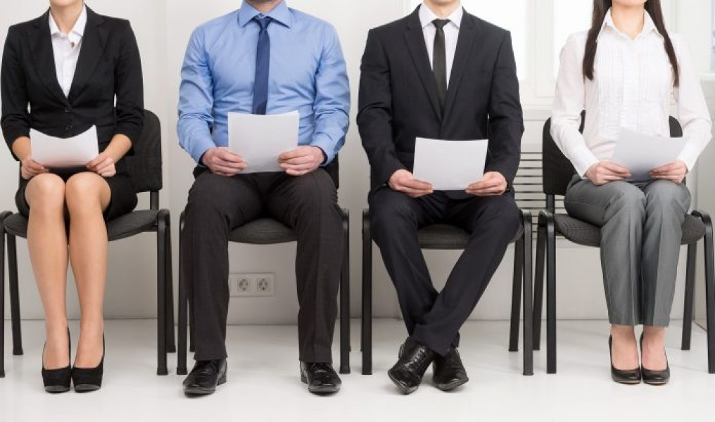 Mulți Români în Căutarea unui Nou Job: Salariul și Flexibilitatea Principalele Priorități, Conform unui Sondaj eJobs.ro