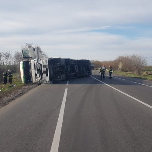 ACCIDENT GRAV PE E85: Camion răsturnat, trafic blocat spre Bacău