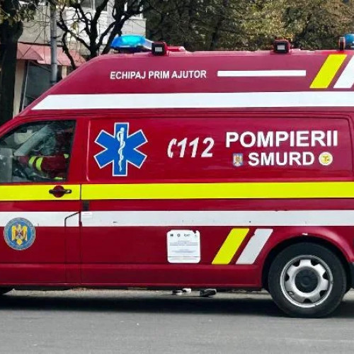 Surprinsă sub un mal de pământ, o persoană a fost salvată de pompieri în Buzău