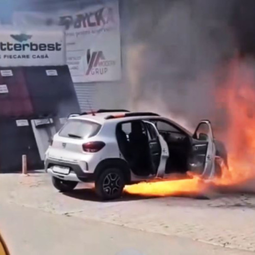 Imagini spectaculoase cu o Dacia Spring care ia foc în Tulcea!