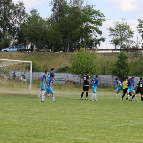 Fotbal: CSM Adjud 1946 și CSL Victoria Gugești, pe picior de egalitate în clasamentul județean