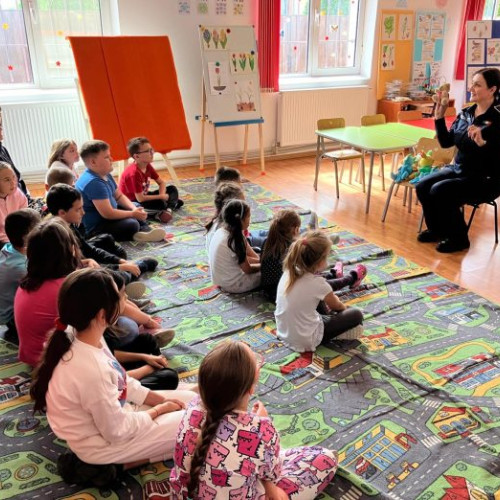 FOTO Polițiștii vrânceni continuă campania ”Copilărie în siguranță” / Oamenii legii se vor afla și pe 1 iunie în mijlocul copiilor