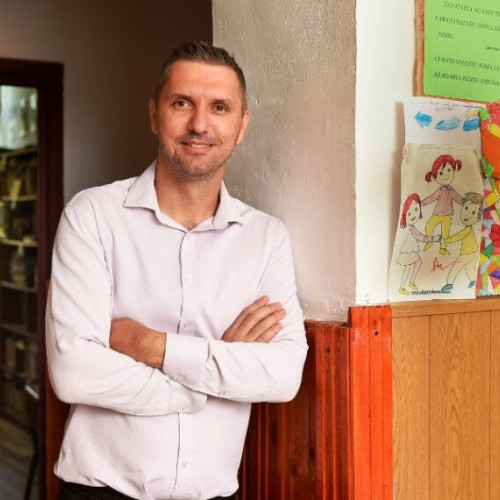Un profesor din Buzău dă meditații gratuite copiilor de clasa a VIII-a din toată țara