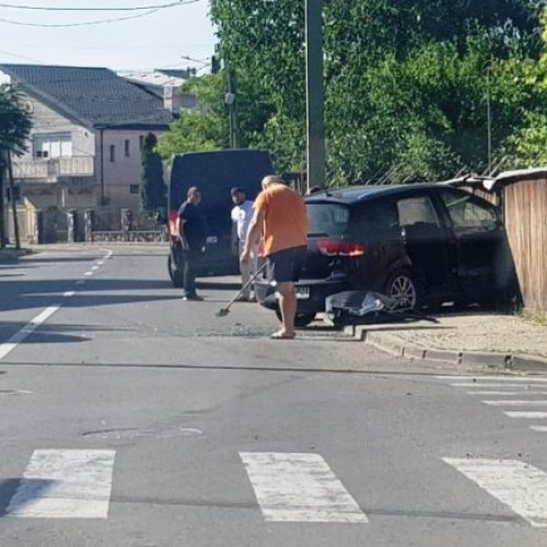 ULTIMA ORĂ Accident în Focșani! O mașină a intrat în gardul unei case!