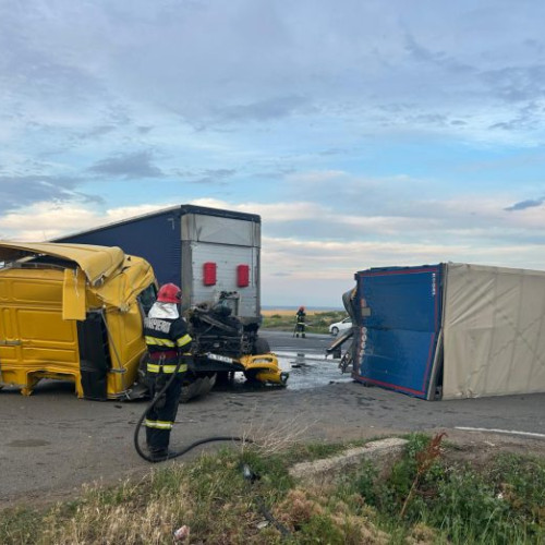 Ciocnire între două autotrenuri: unul încărcat cu paleți, celălalt gol