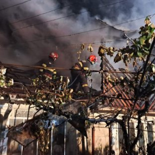 Incendiu în comuna Păunești: Pompierii intervin pentru stingerea focului