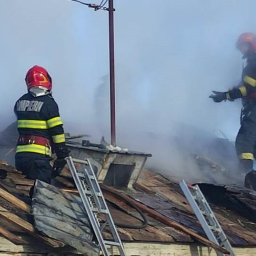 Incendiu în Paunești: Pompierii și voluntarii luptă pentru stingerea flăcărilor