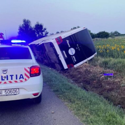 Accident de autocar în Vrancea: Patru răniți după ce un autocar s-a răsturnat la Pufești