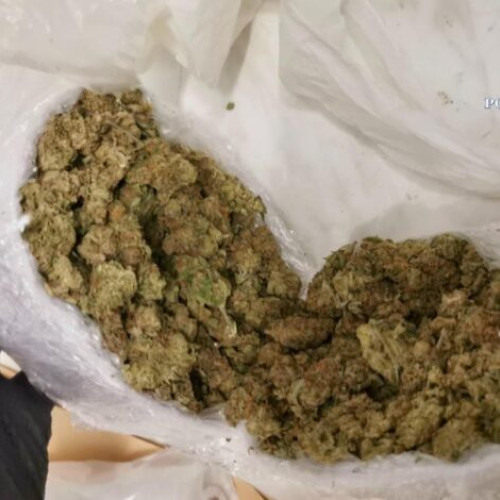 Un bărbat prins în flagrant delict în timp ce vindea droguri de risc și mare risc