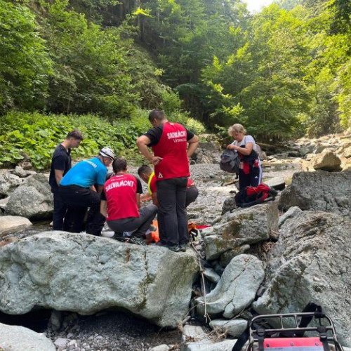 Barbat accidentat salvat de jandarmii montani din Cheile Tisitei