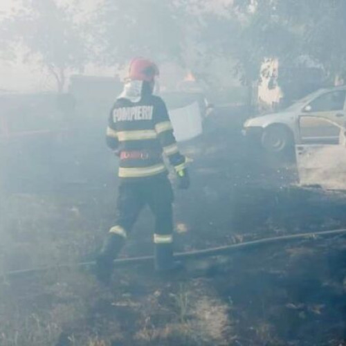 Incendiu de vegetație uscată în Odobești: o locuință afectată